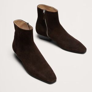 Banana Republic ITALIAN SUEDE ANKLE BOOT color dark brown